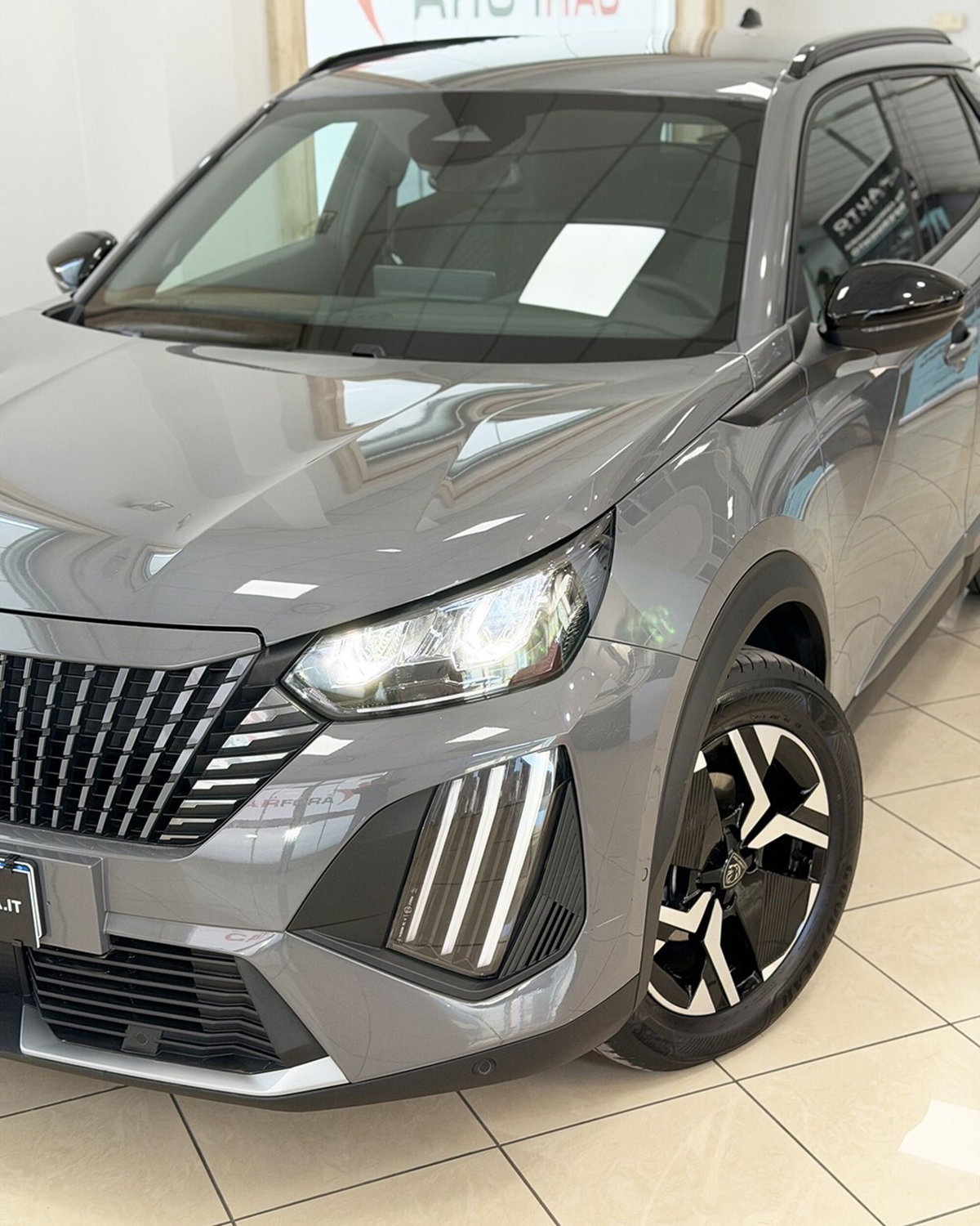 Peugeot 2008 1.2 turbo Allure 100cv (2)