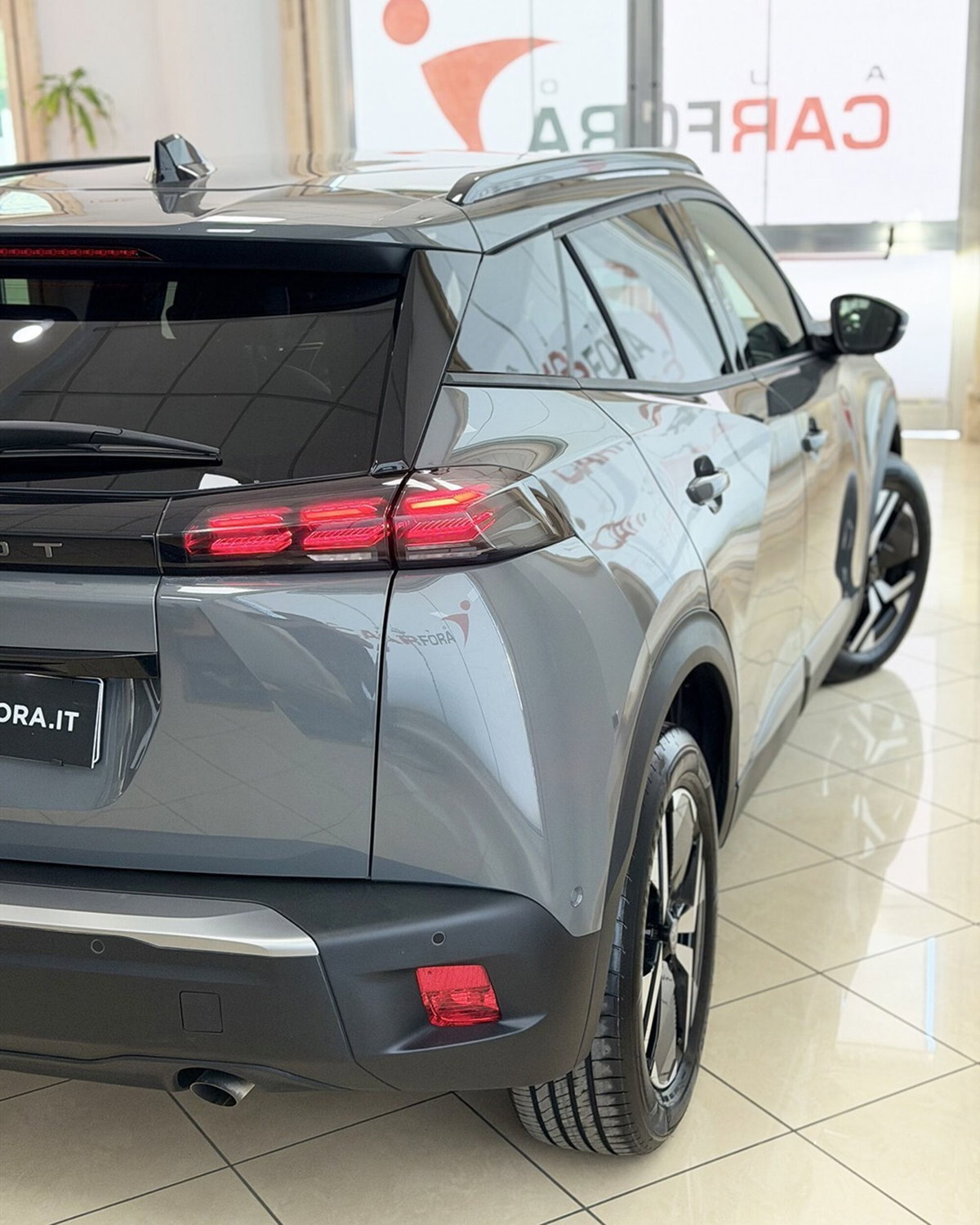 Peugeot 2008 1.2 turbo Allure 100cv (4)