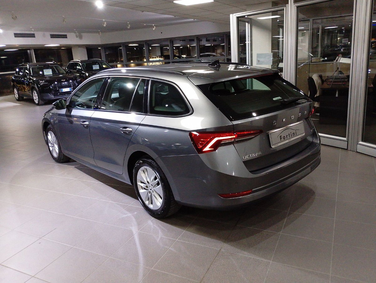 Skoda Octavia Station Wagon 1.5 e-TEC DSG Wagon Executive (4)