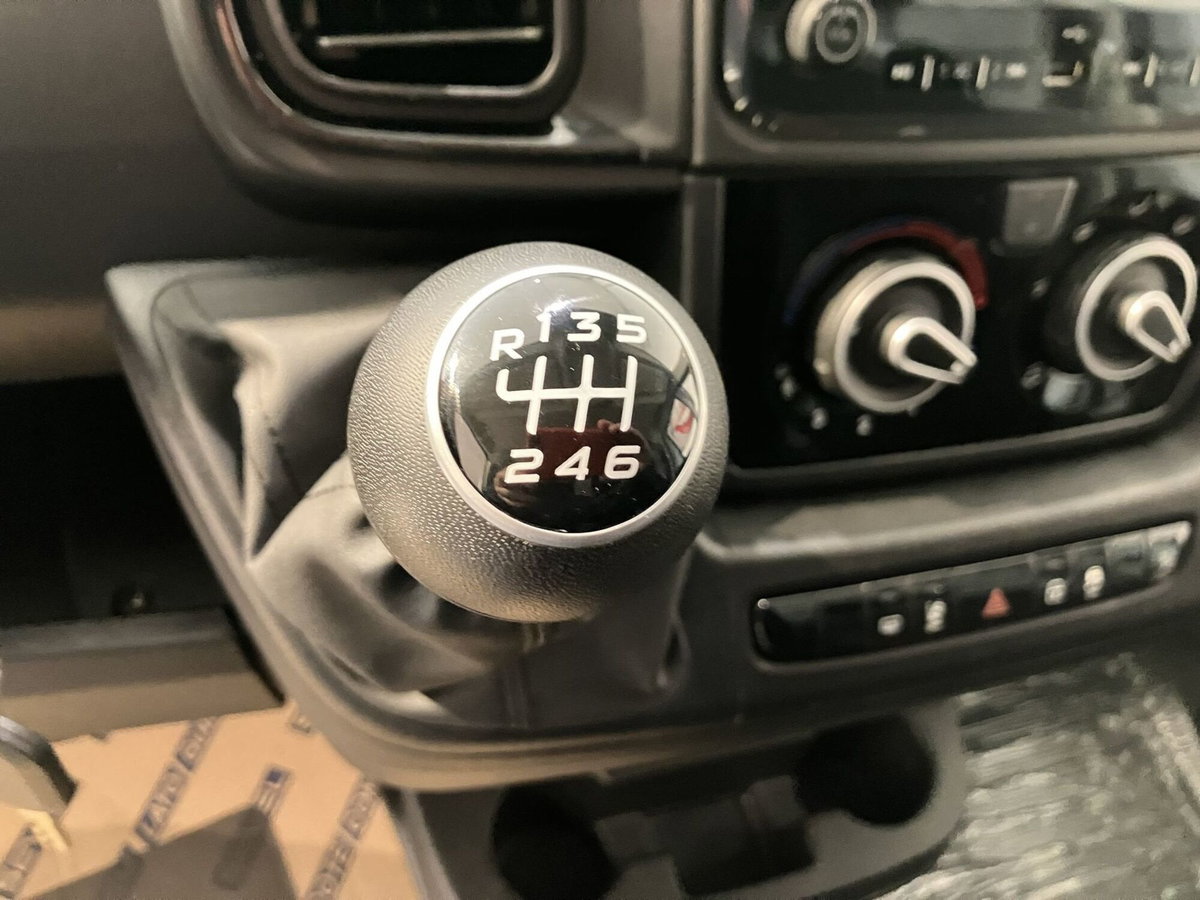 Peugeot Boxer Furgone 35 L2H2 2.2 diesel 140cv S&S vetrato (10)