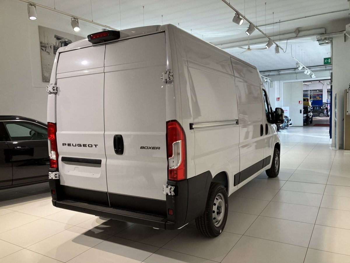 Peugeot Boxer Furgone 35 L2H2 2.2 diesel 140cv S&S vetrato (4)