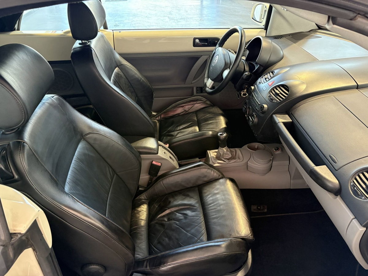 Volkswagen New Beetle Cabrio TDI 101CV (17)