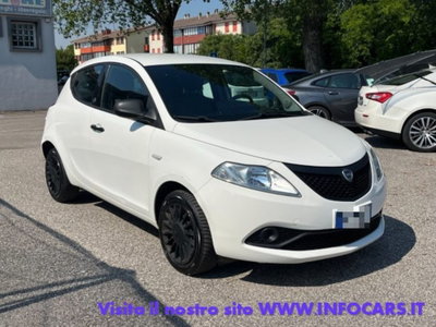 Lancia Ypsilon 1.0 FireFly 5 porte S&S Hybrid Ecochic Silver usata