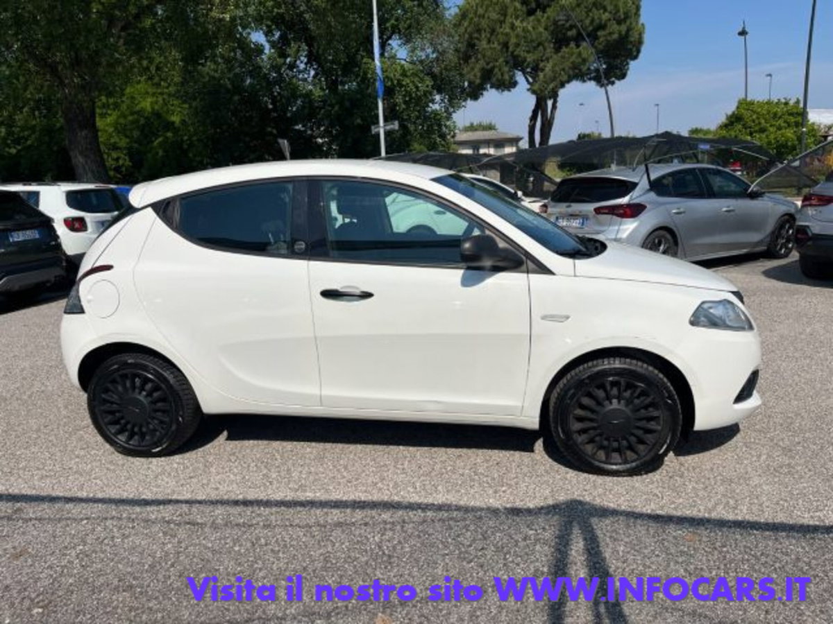 Lancia Ypsilon 1.0 FireFly 5 porte S&S Hybrid Ecochic A. Ferretti (10)