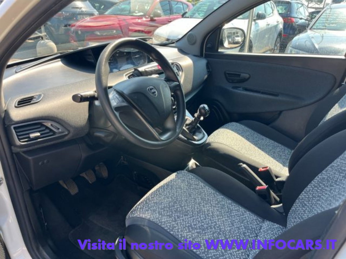 Lancia Ypsilon 1.0 FireFly 5 porte S&S Hybrid Ecochic A. Ferretti (13)
