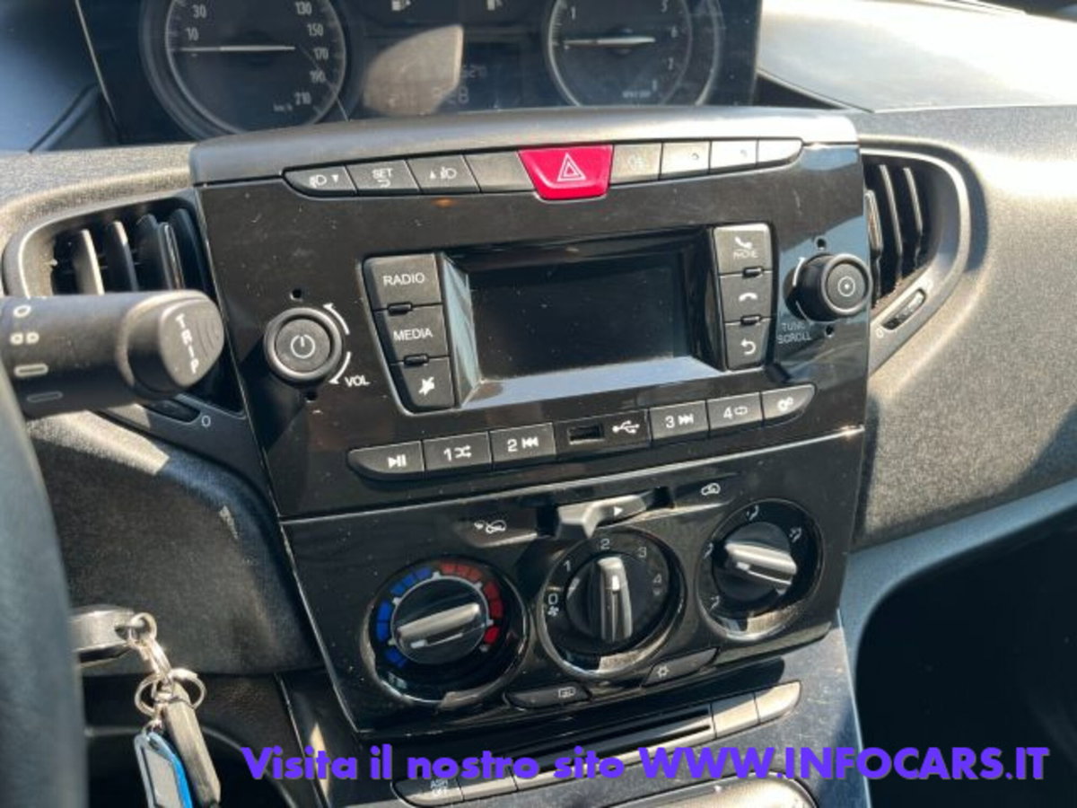 Lancia Ypsilon 1.0 FireFly 5 porte S&S Hybrid Ecochic A. Ferretti (17)