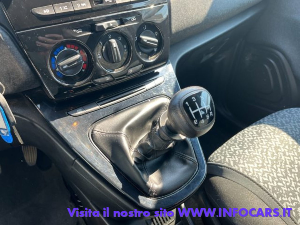 Lancia Ypsilon 1.0 FireFly 5 porte S&S Hybrid Ecochic A. Ferretti (18)