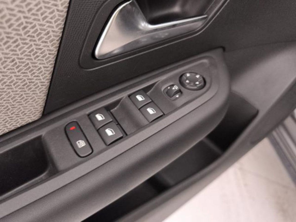 Citroen C4 PureTech 130 S&S EAT8 Shine (19)