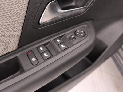 Citroen C4 PureTech 130 S&S EAT8 Shine (19)