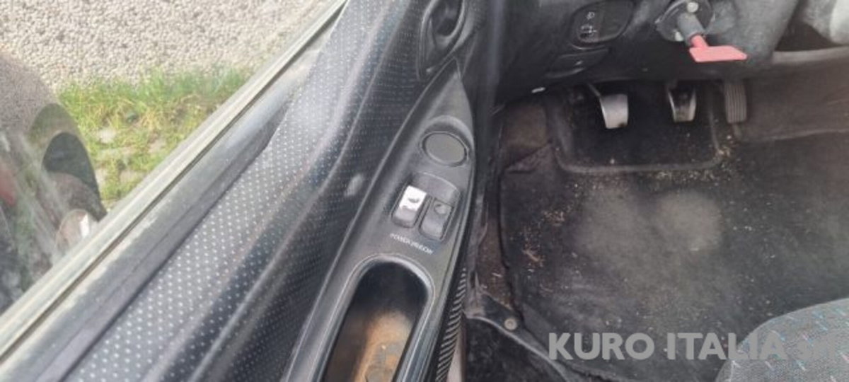 Hyundai H-1 Furgone 2.5 turbodiesel PC Van 3 posti (15)