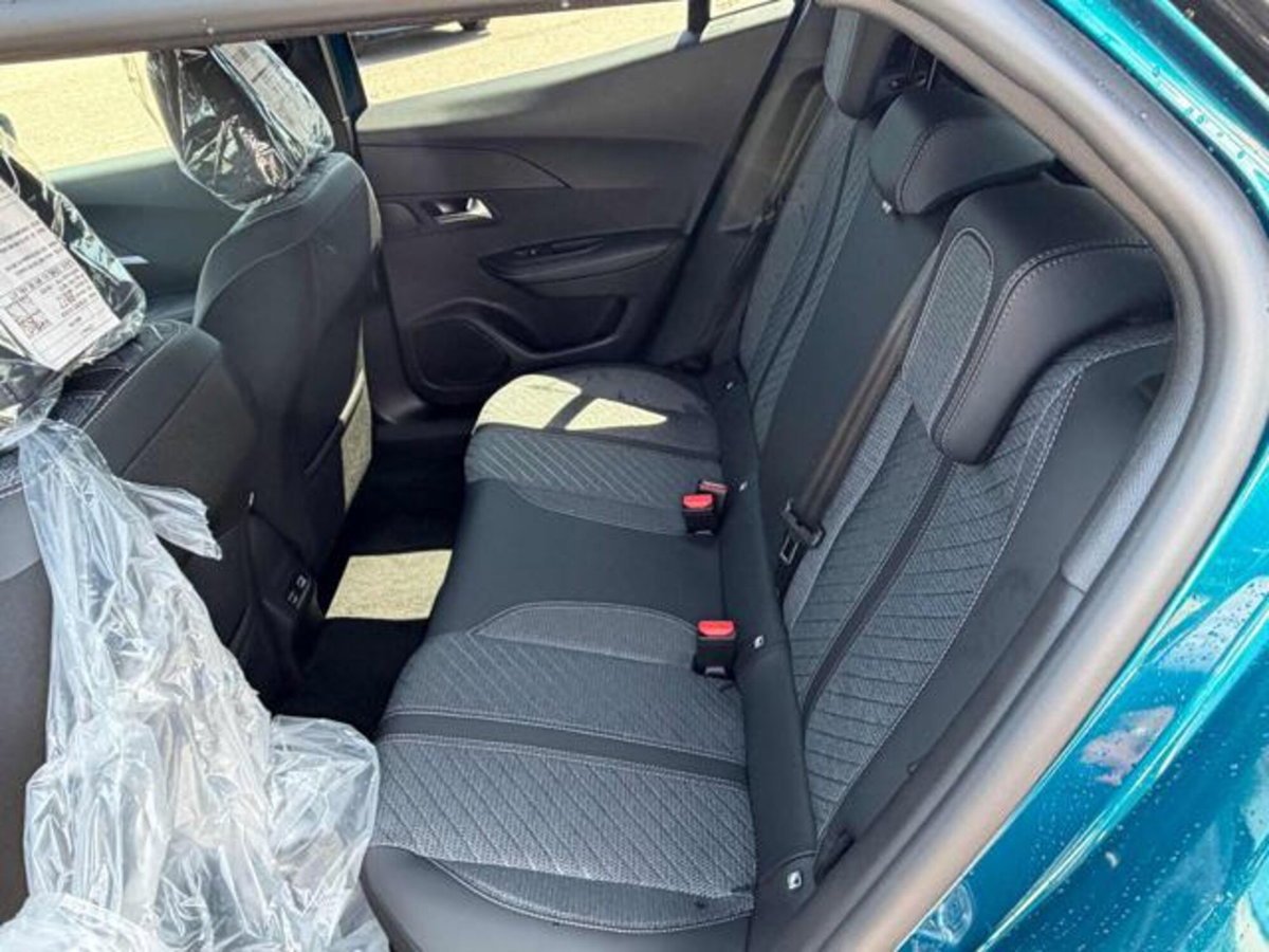 Peugeot 2008 PureTech 100 S&S Allure (9)