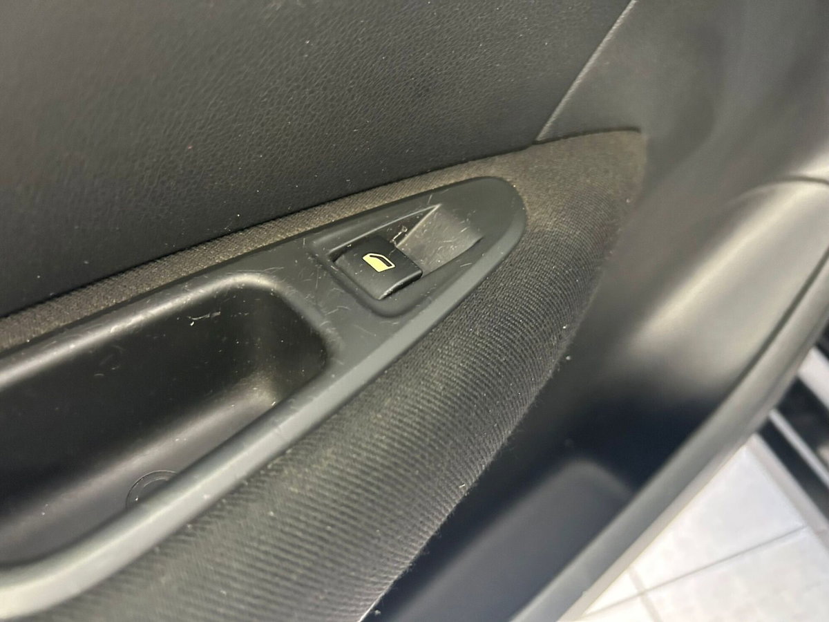 Peugeot 308 2.0 HDi 5p. Féline (14)