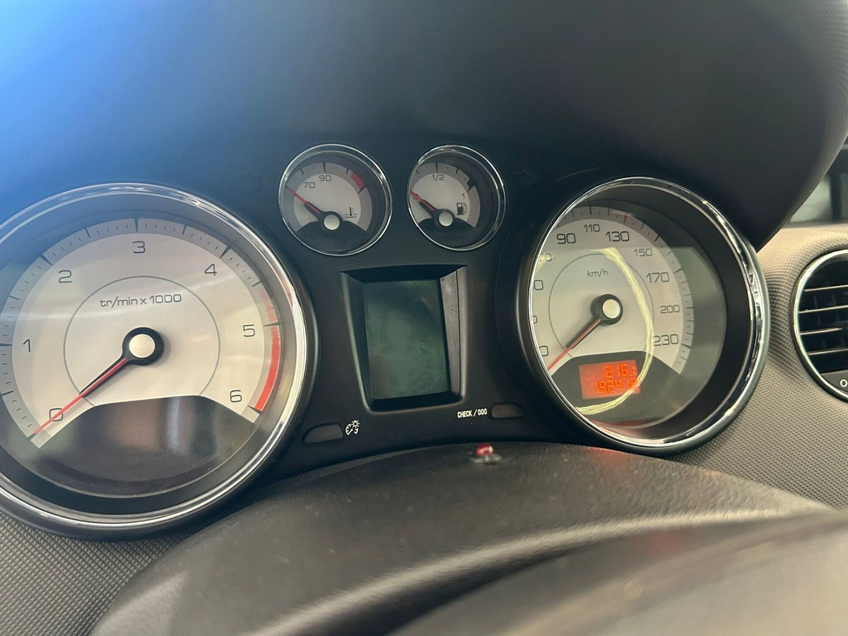 Peugeot 308 2.0 HDi 5p. Féline (16)