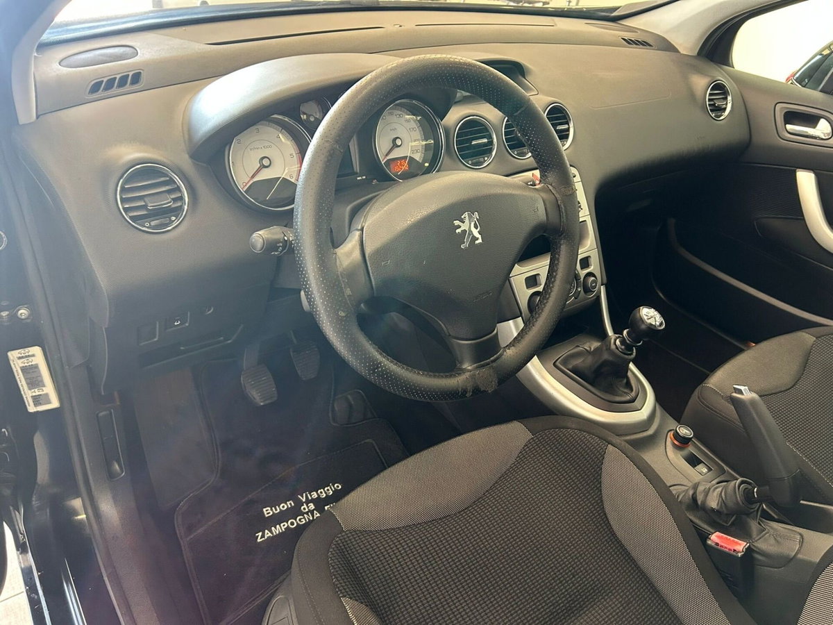 Peugeot 308 2.0 HDi 5p. Féline (18)