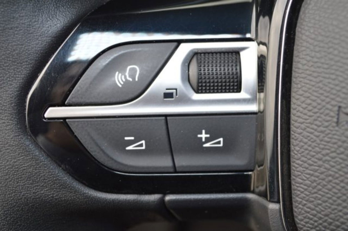 Peugeot 2008 1.2 puretech Allure s&s 130cv eat8 (13)