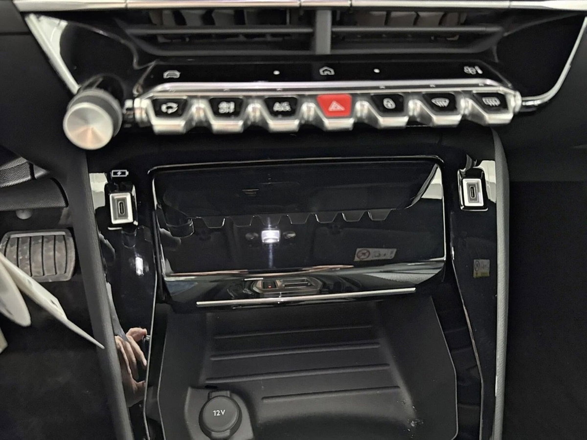 Peugeot 2008 PureTech 130 S&S EAT8 Allure Pack (9)