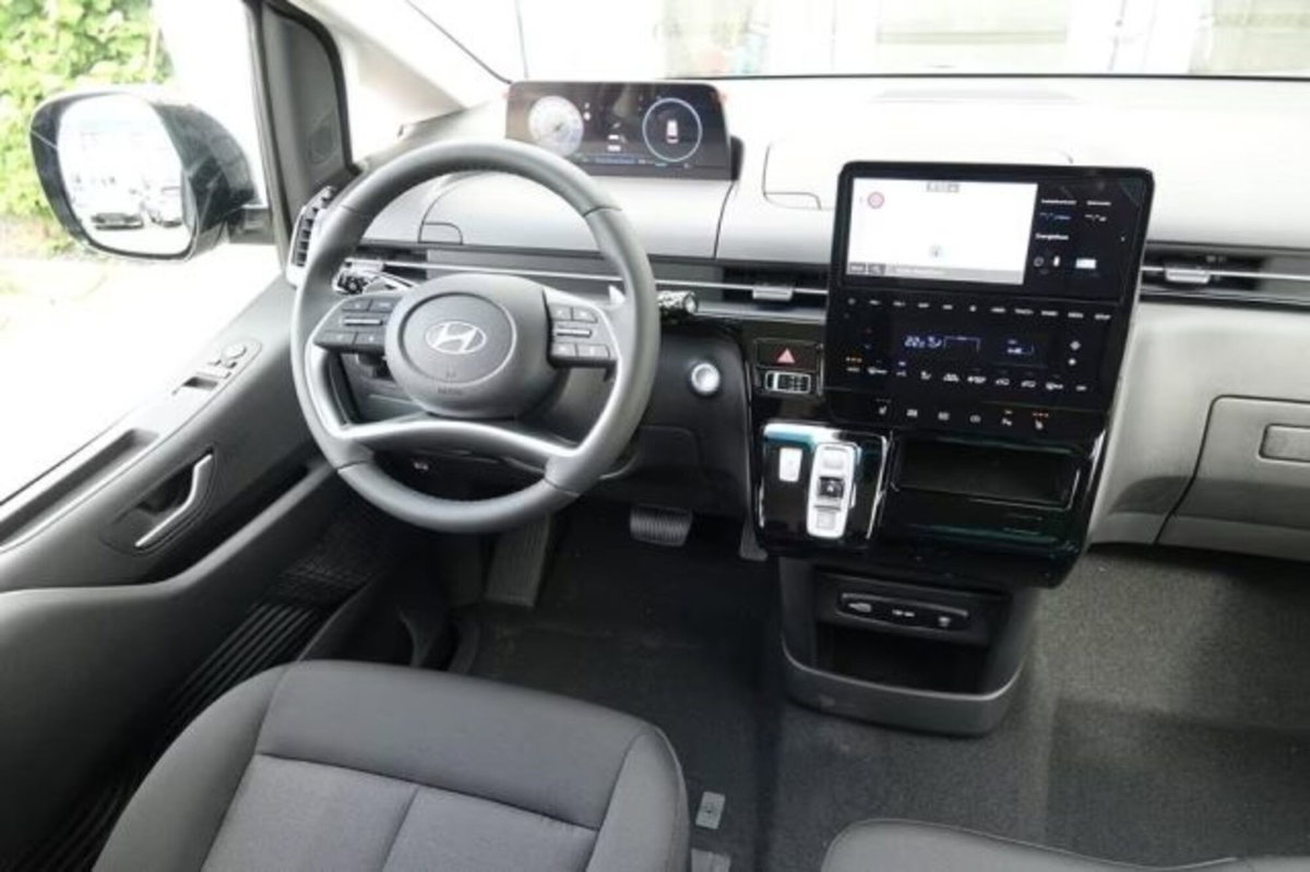 Hyundai Staria 1.6 hev 2wd auto (11)