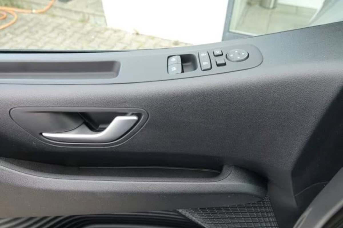 Hyundai Staria 1.6 hev 2wd auto (17)