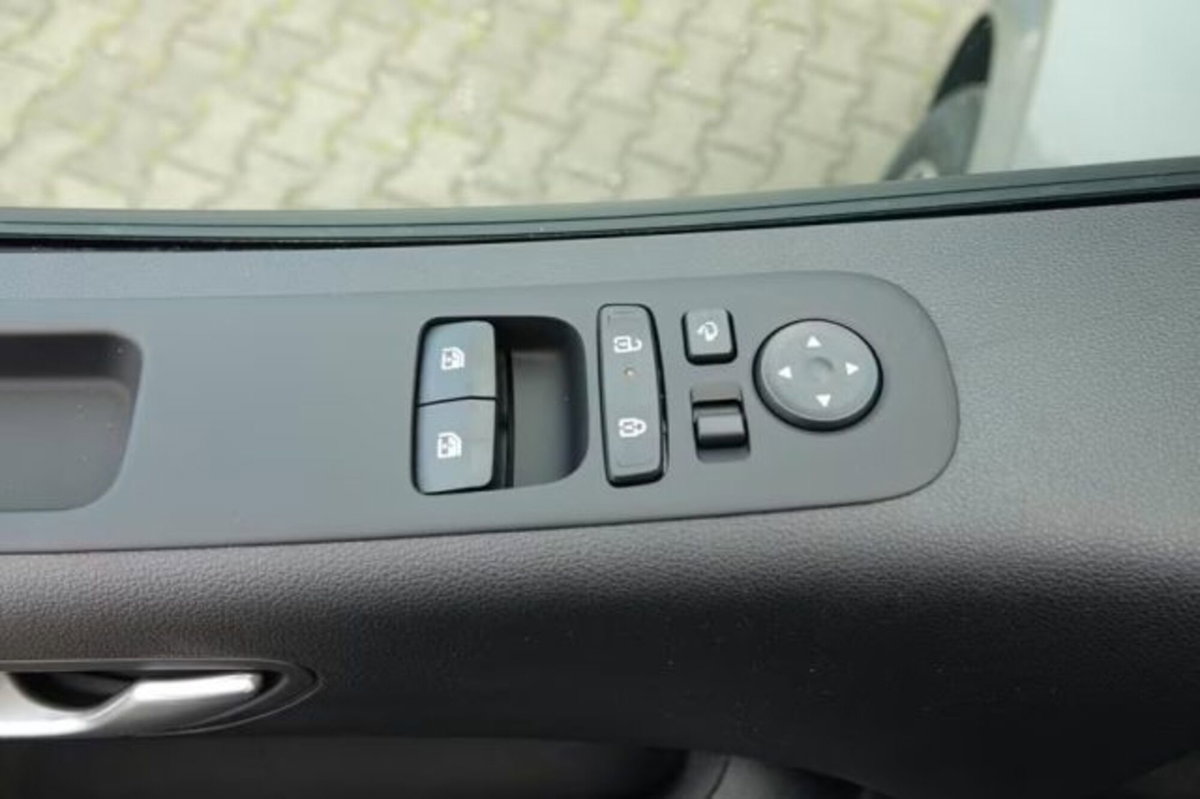 Hyundai Staria 1.6 hev 2wd auto (18)