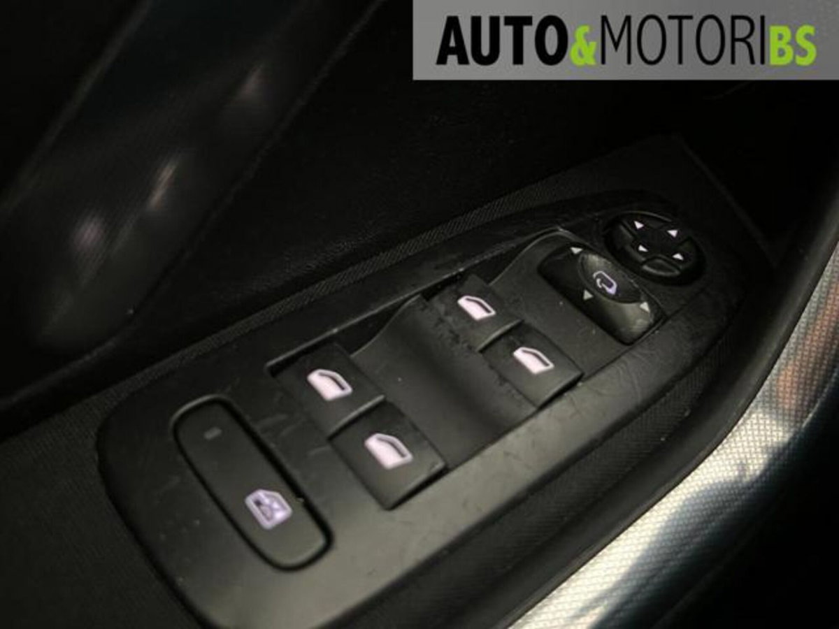 Peugeot 2008 e-HDi 92 CV Stop&Start robotizzato Allure (18)
