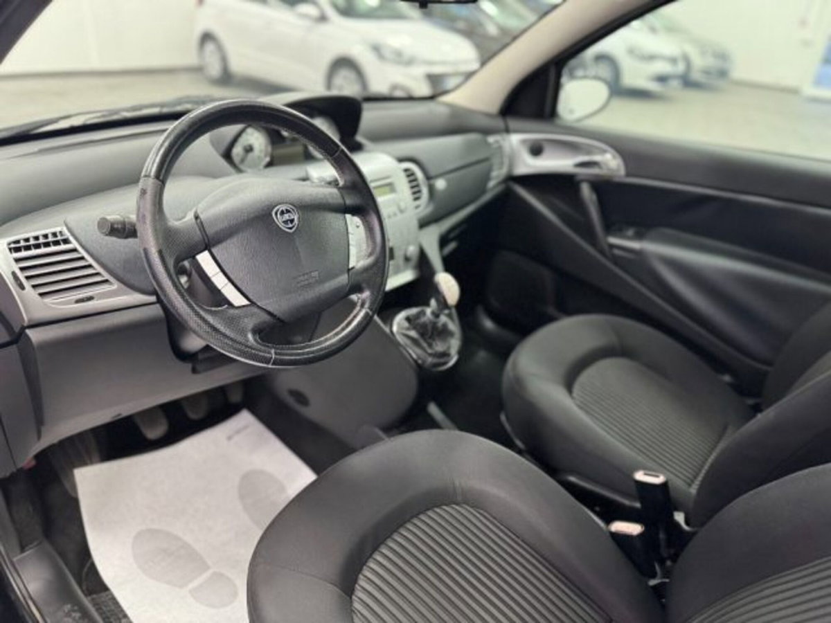 Lancia Ypsilon 1.2 Platino (11)