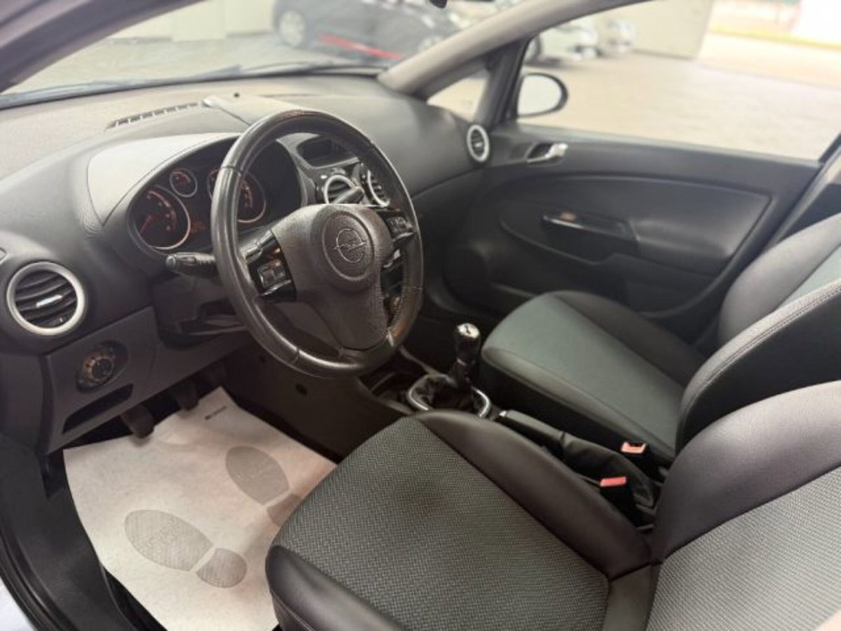 Opel Corsa 1.2 5 porte Cosmo (11)
