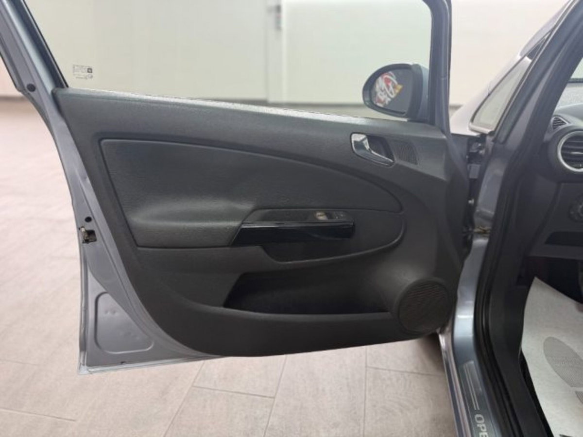 Opel Corsa 1.2 5 porte Cosmo (12)