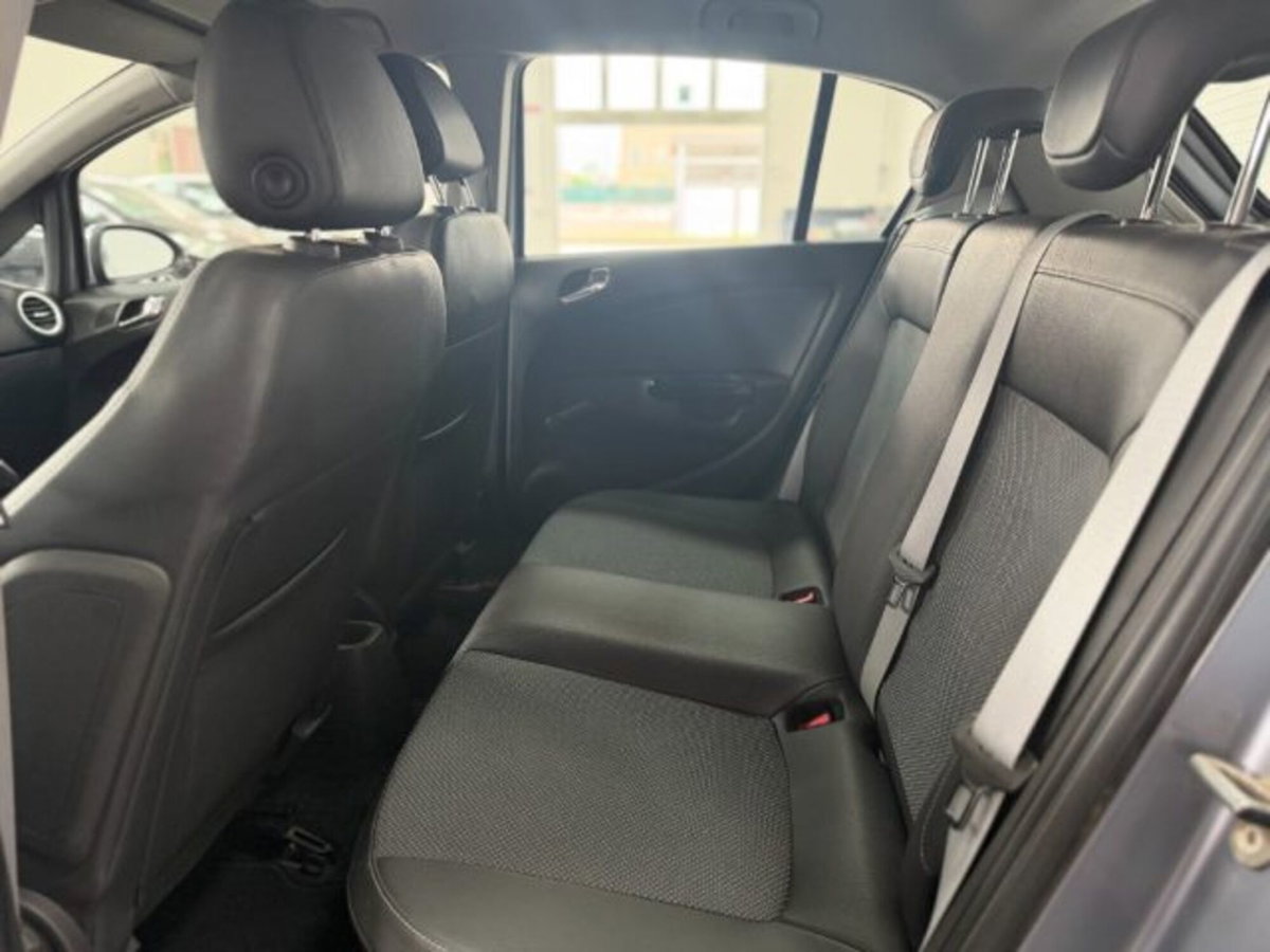 Opel Corsa 1.2 5 porte Cosmo (14)