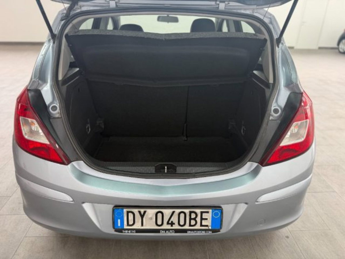 Opel Corsa 1.2 5 porte Cosmo (15)