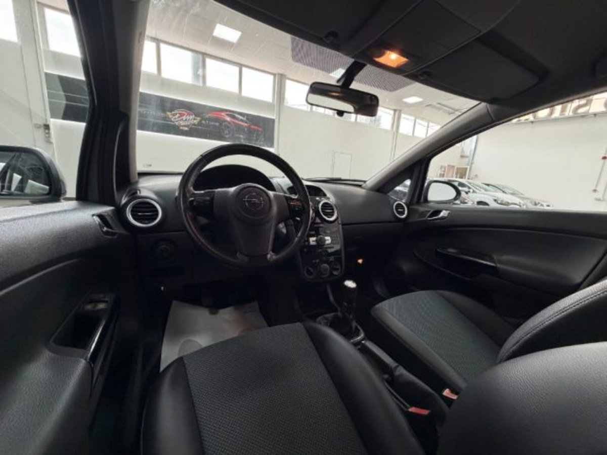 Opel Corsa 1.2 5 porte Cosmo (18)