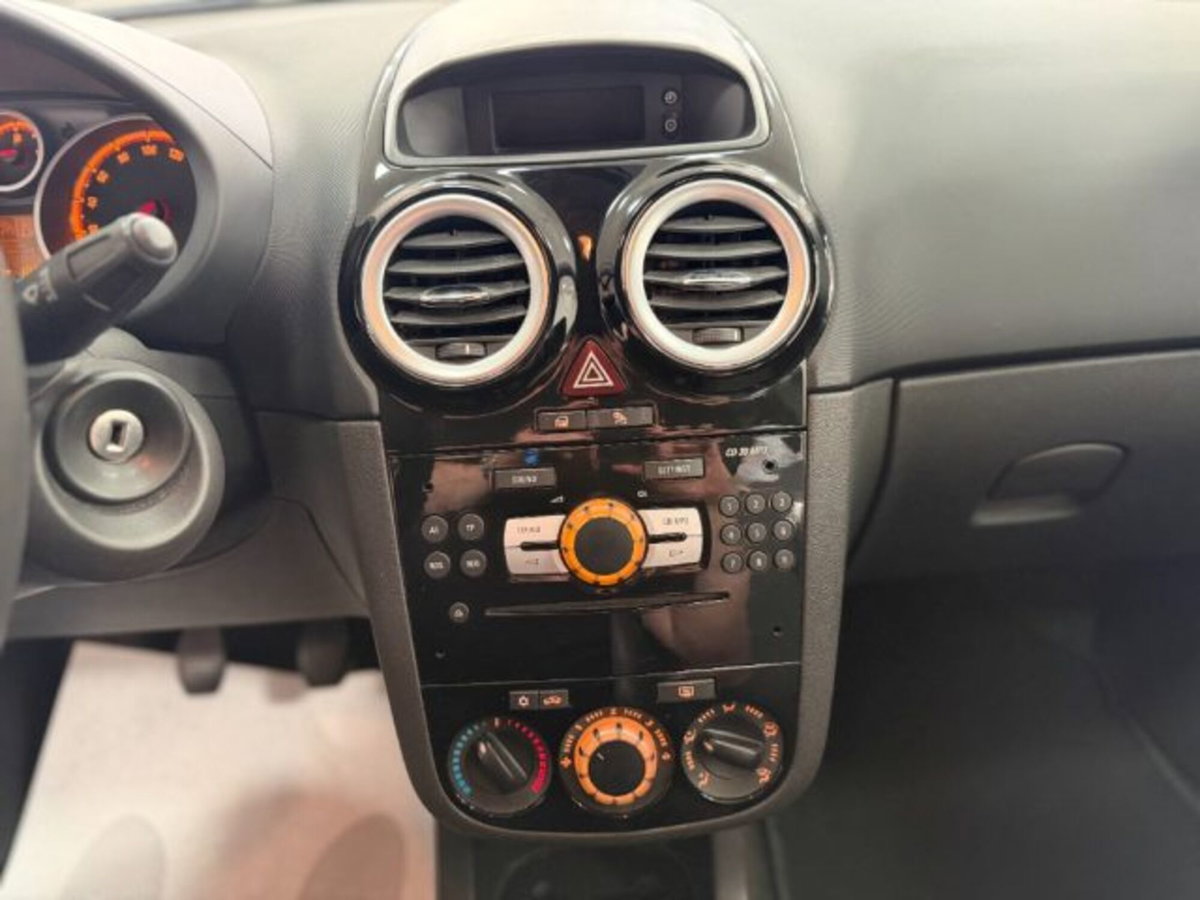 Opel Corsa 1.2 5 porte Cosmo (19)
