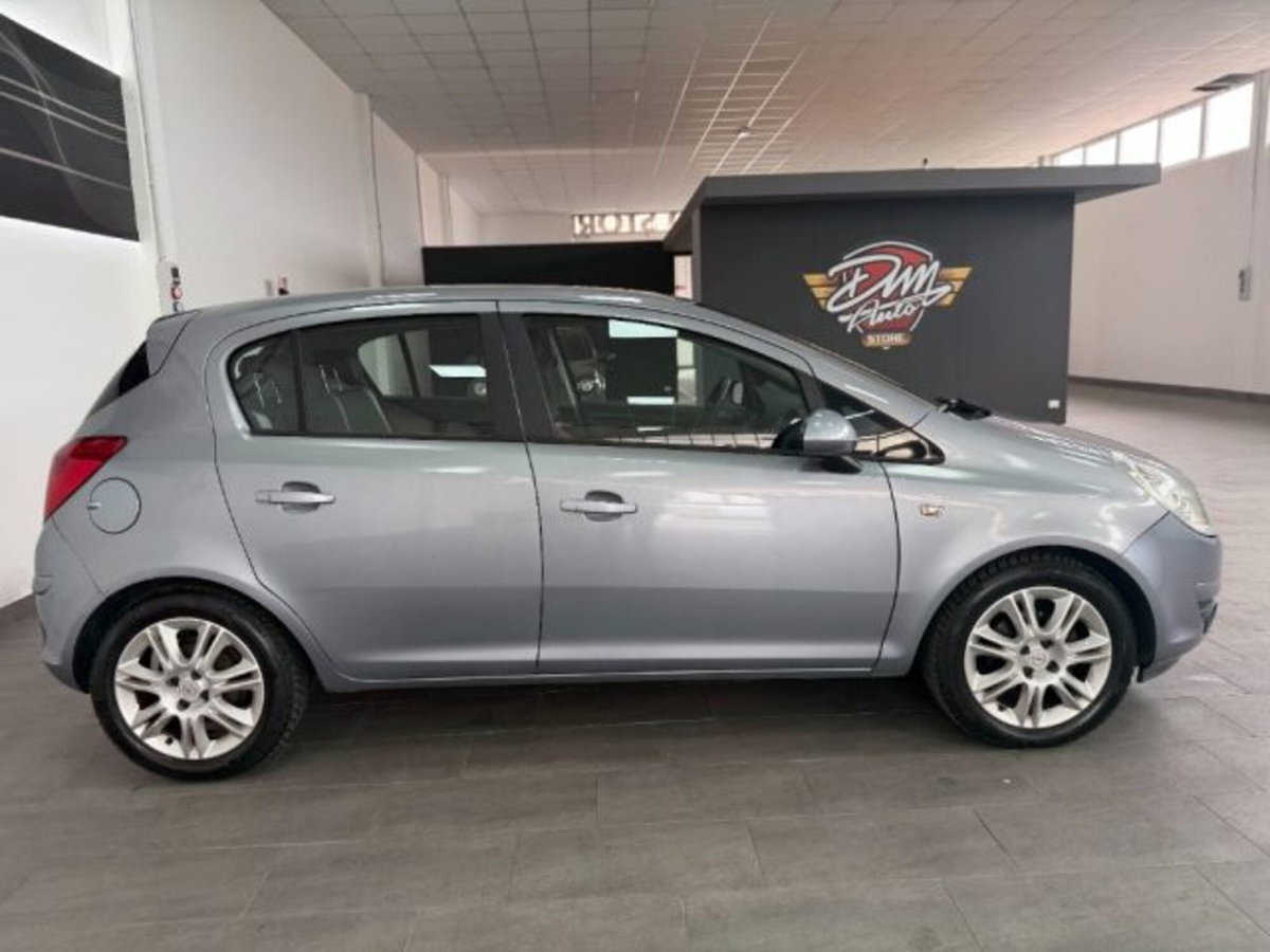Opel Corsa 1.2 5 porte Cosmo (4)
