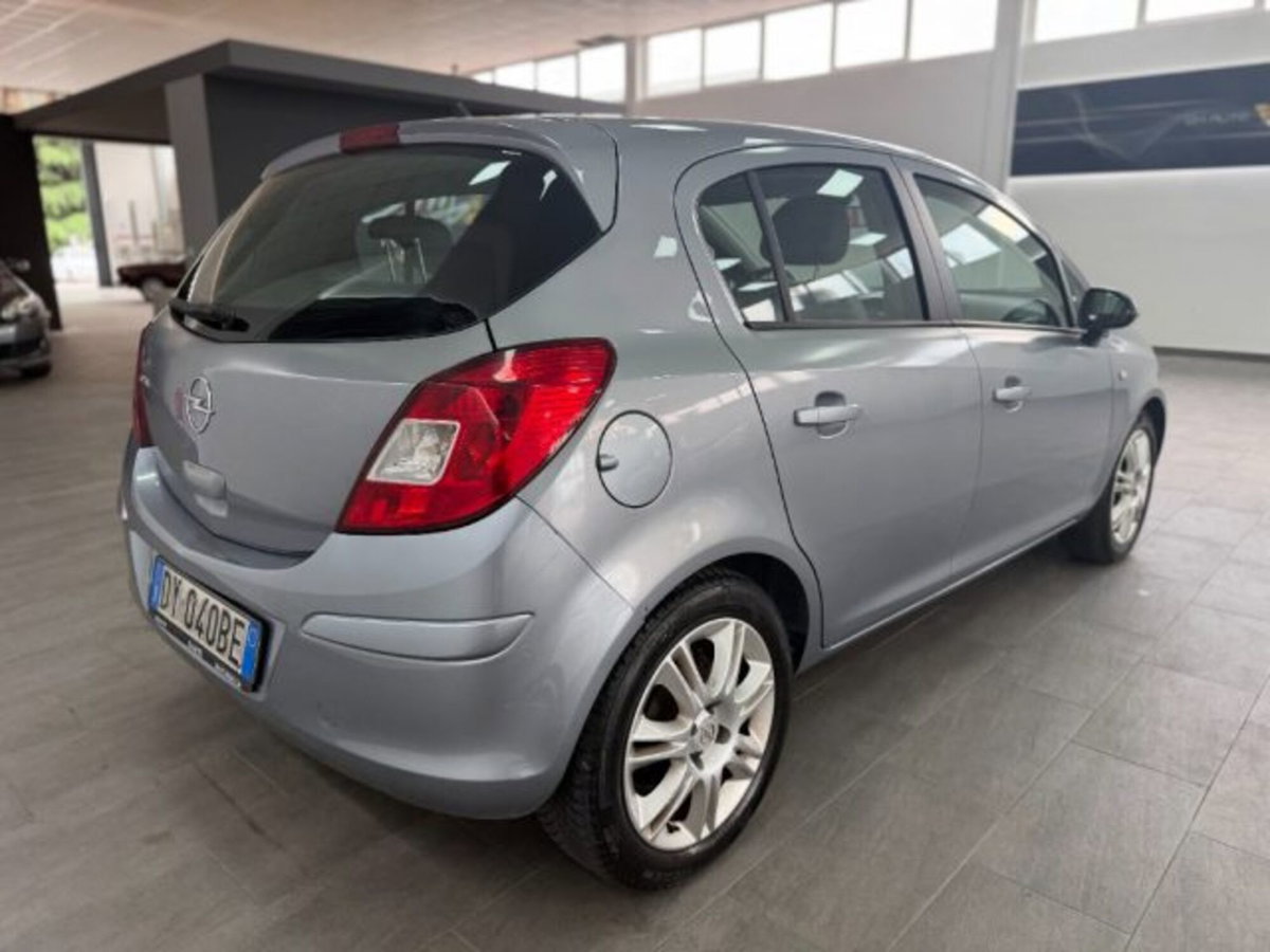 Opel Corsa 1.2 5 porte Cosmo (5)