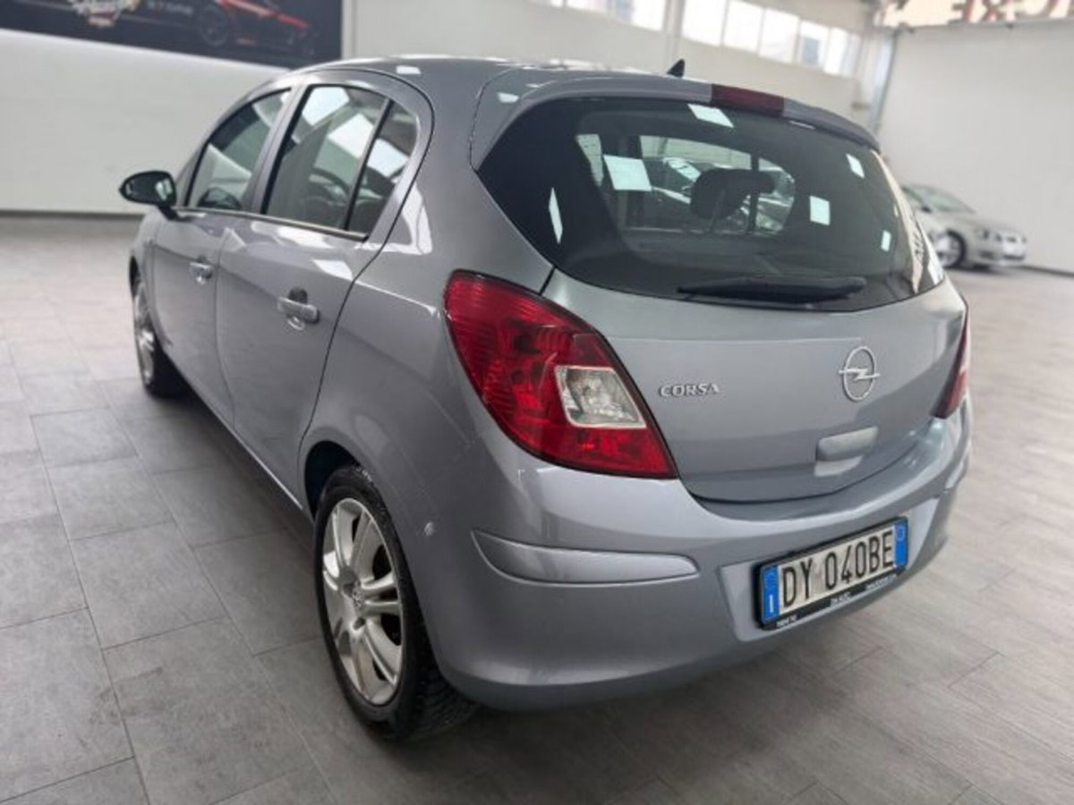 Opel Corsa 1.2 5 porte Cosmo (7)