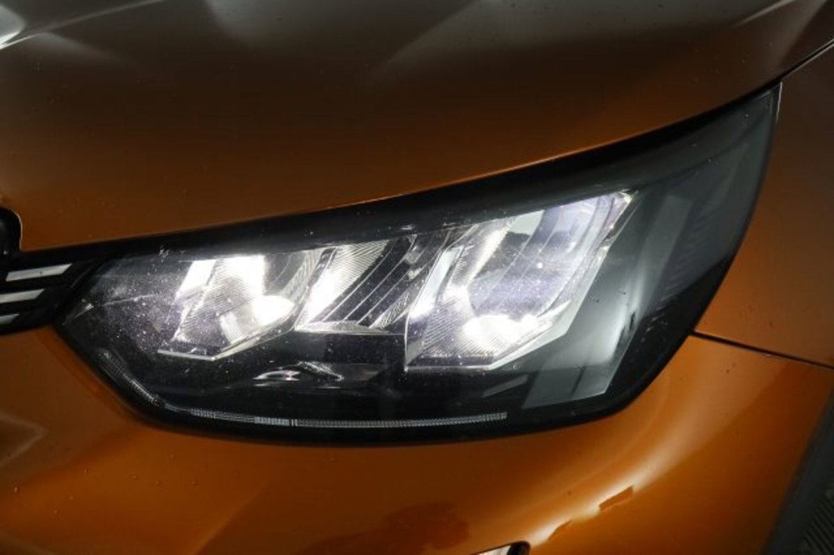 Peugeot 2008 BlueHDi 130 S&S EAT8 Allure Pack (9)