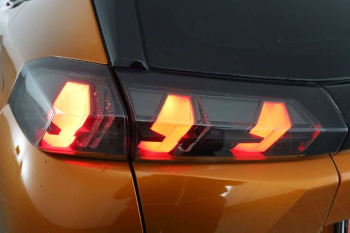 Peugeot 2008 BlueHDi 130 S&S EAT8 Allure Pack (10)