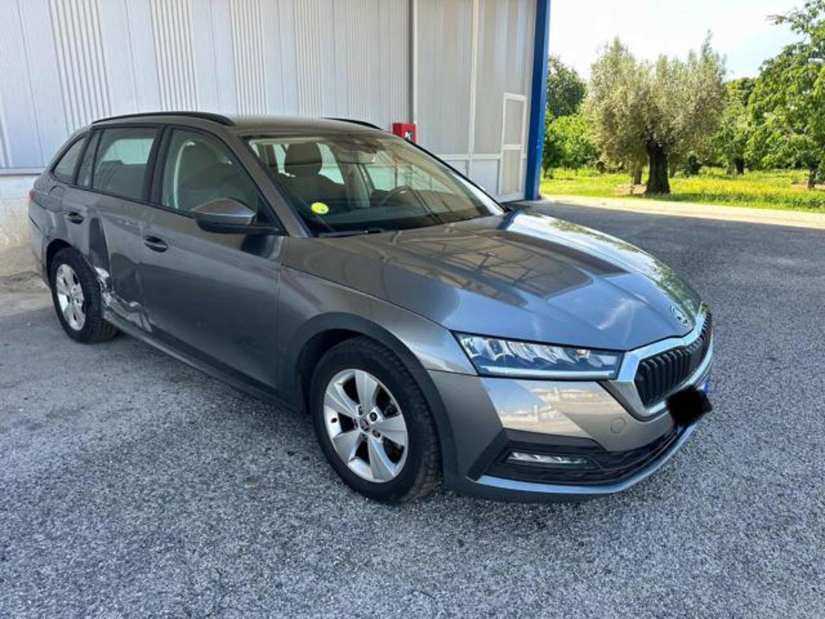 Skoda Octavia Station Wagon 2.0 TDI EVO SCR DSG Wagon Executive (2)