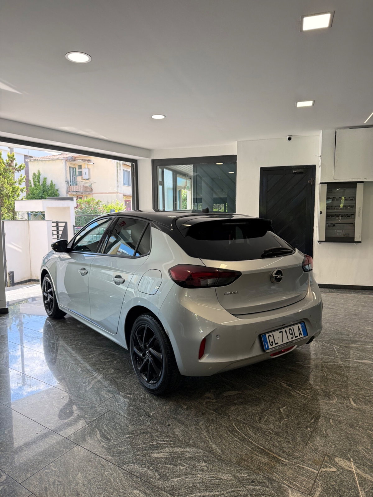 Opel Corsa 1.2 Edition (2)