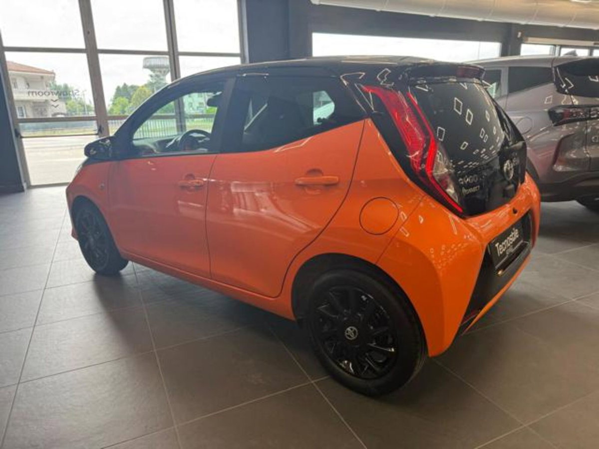 Toyota Aygo Connect 1.0 VVT-i 72 CV 5 porte x-cite (4)
