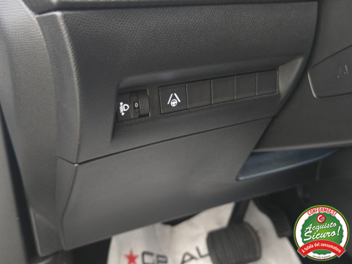 Peugeot 2008 1.2 hybrid Allure 145cv e-dcs6 (19)