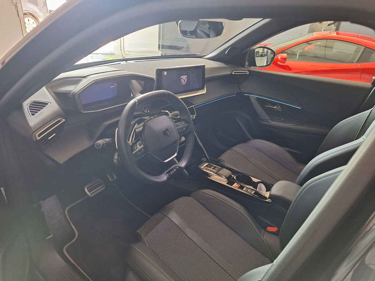 Peugeot 2008 PureTech 130 S&S EAT8 GT Pack (9)