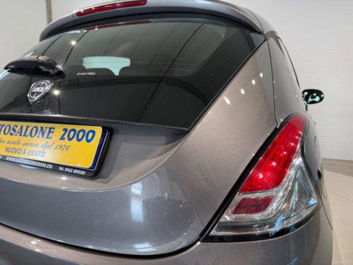 Lancia Ypsilon 1.2 69 CV 5 porte GPL Ecochic Alberta Ferretti (16)