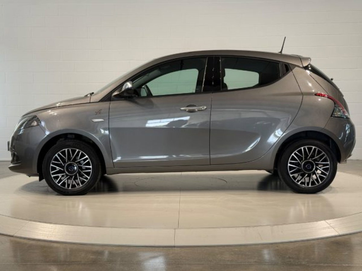 Lancia Ypsilon 1.2 69 CV 5 porte GPL Ecochic Alberta Ferretti (2)