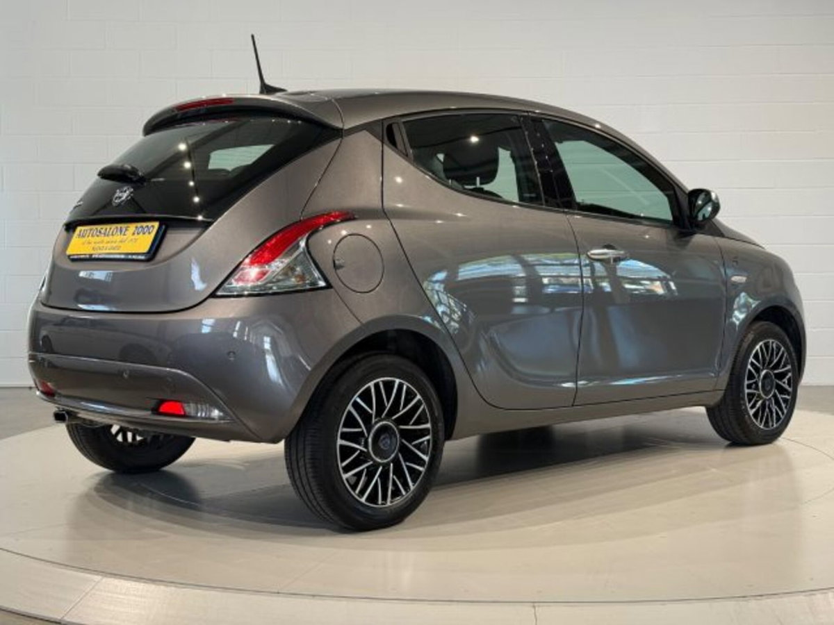 Lancia Ypsilon 1.2 69 CV 5 porte GPL Ecochic Alberta Ferretti (5)