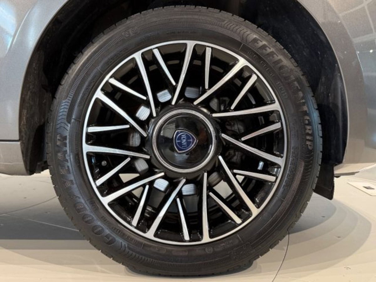 Lancia Ypsilon 1.2 69 CV 5 porte GPL Ecochic Alberta Ferretti (9)