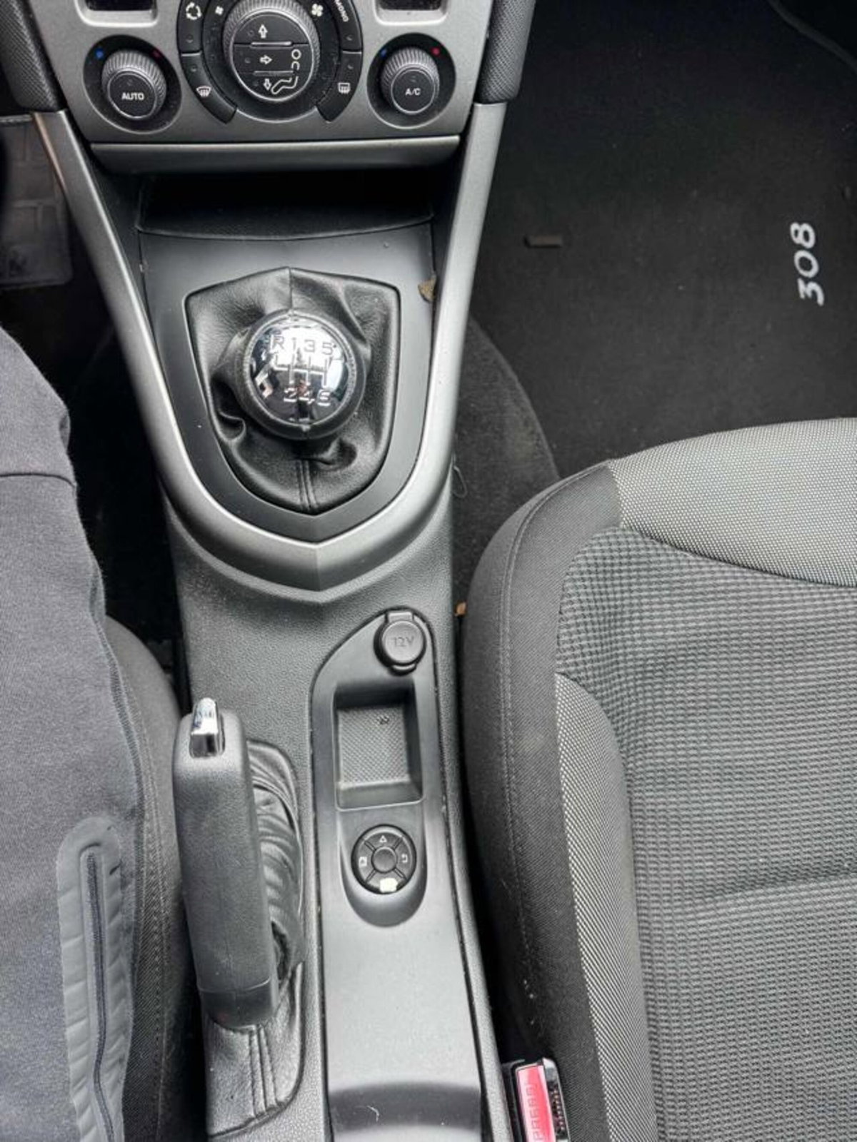 Peugeot 308 1.6 HDi 110CV 5p. Business (14)