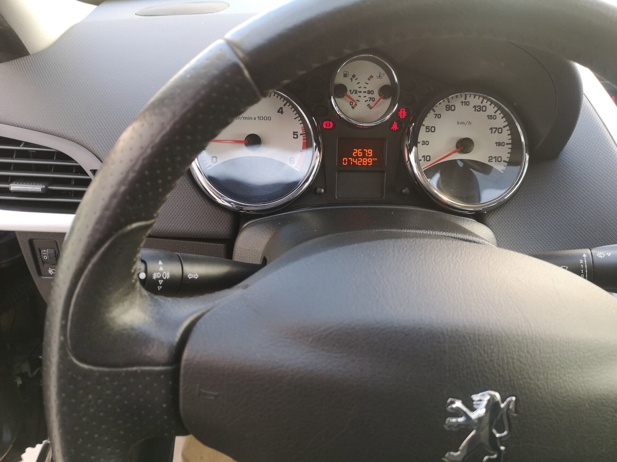 Peugeot 207 8V HDi 93CV 5p. Allure (8)