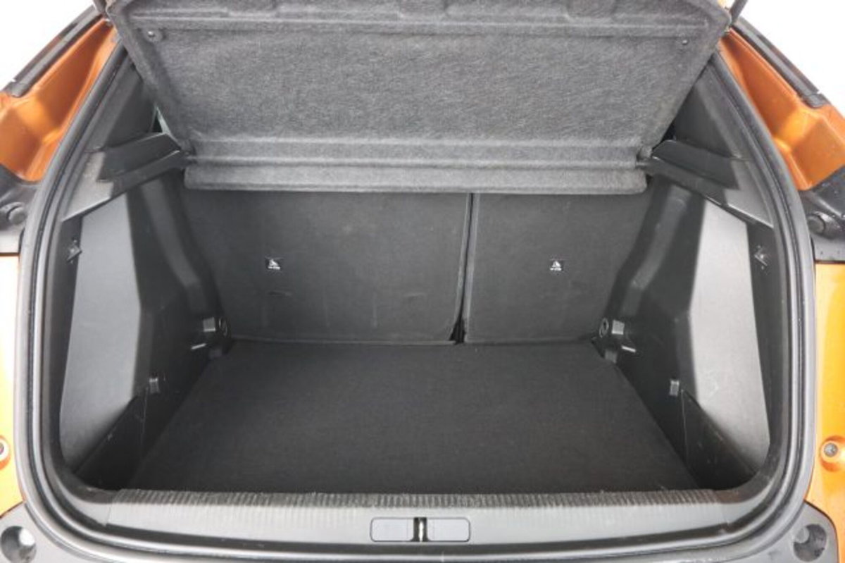 Peugeot 2008 BlueHDi 130 S&S EAT8 Allure Pack (6)