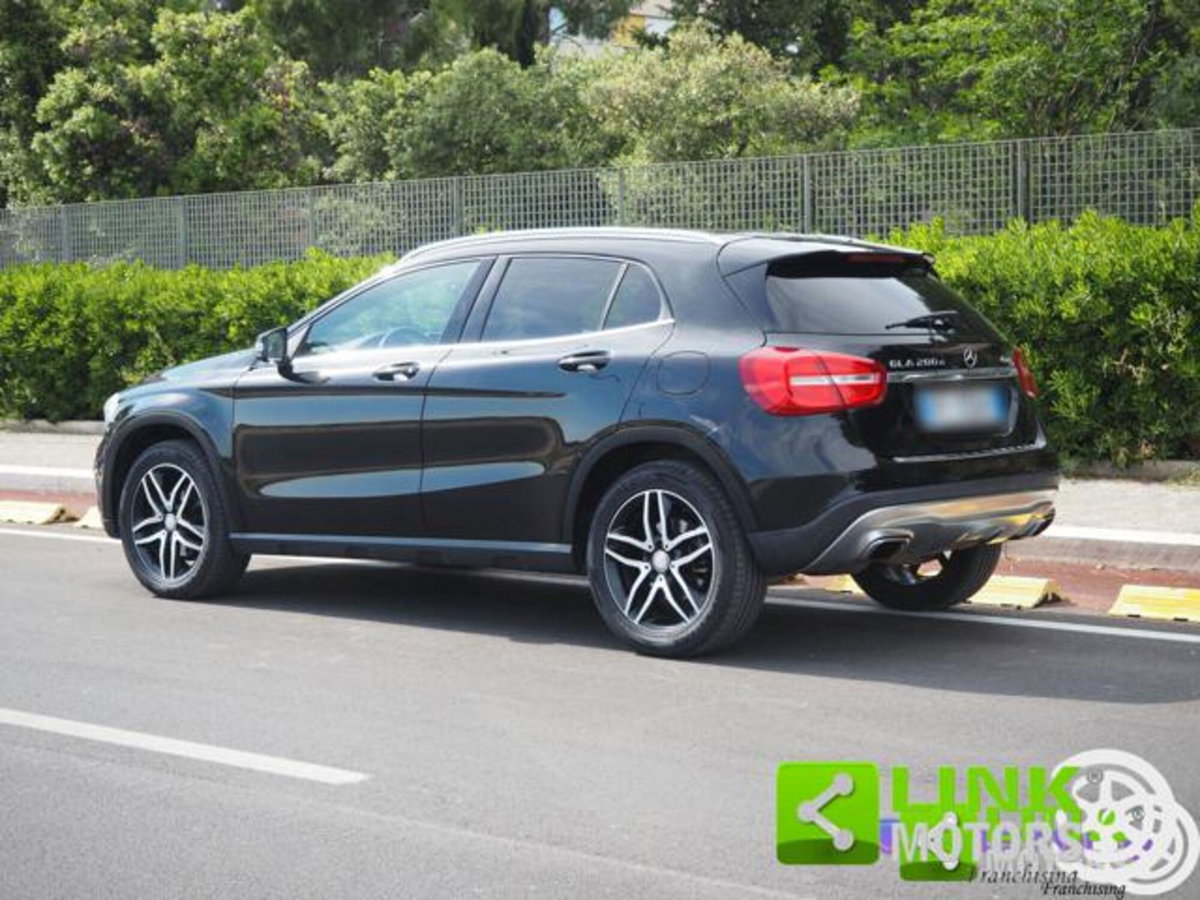 Mercedes-Benz GLA SUV 200 d Automatic 4Matic Premium (18)