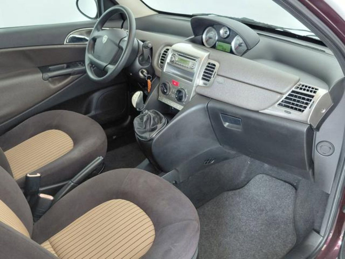 Lancia Ypsilon 1.2 New Oro (2)